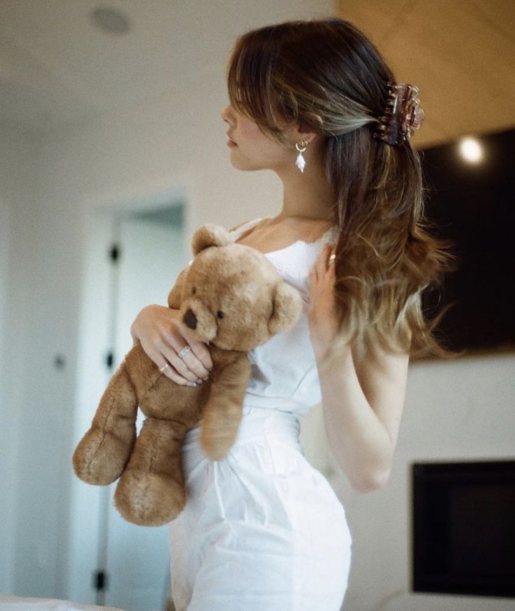 Madison Beer, Cute Teddy Photoshoot | Madison Beer Photoshoot, Madison Beer  Instagram, Maddison Beer