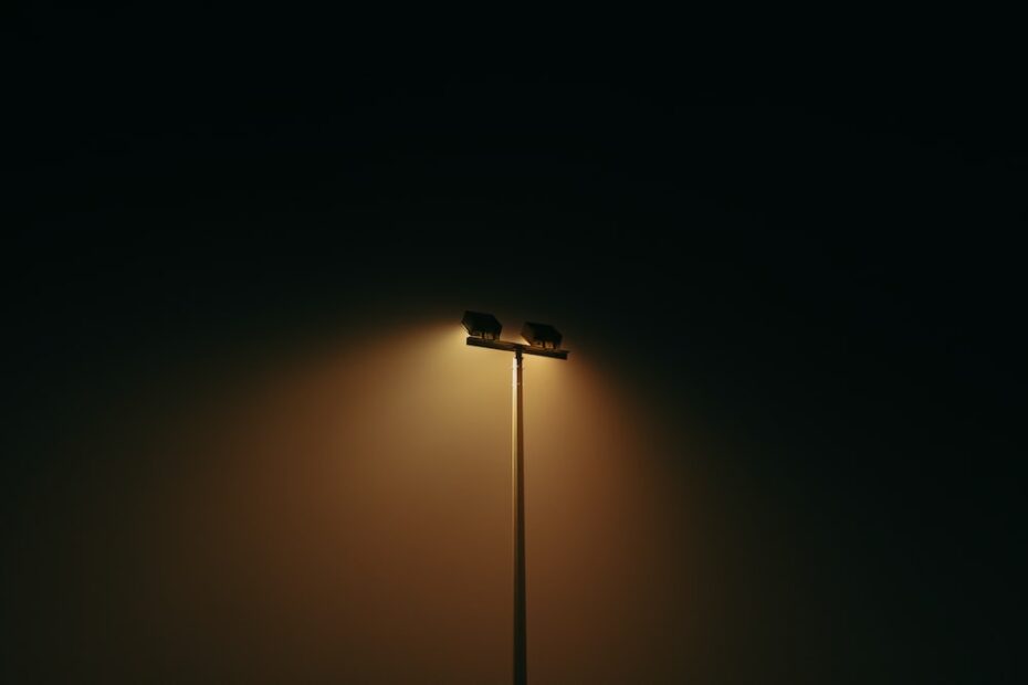 A Street Light At Night Photo – Free United Arab Emirates Image On Unsplash